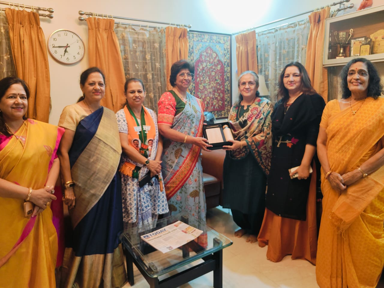 चंद्रकांत पाटील यांच्या पत्नी प्रचारात सहभागी;कोथरूड मधील मतदारांच्या घरोघरी भेटी घेऊन मतदानाचे आवाहन