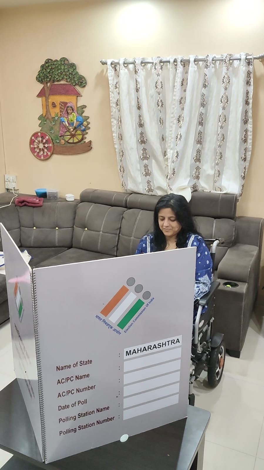 ज्येष्ठ नागरिक व दिव्यांग व्यक्तींच्या गृह मतदानास सुरुवात; मेघा अग्रवाल यांनी बजावला मतदानाचा हक्क