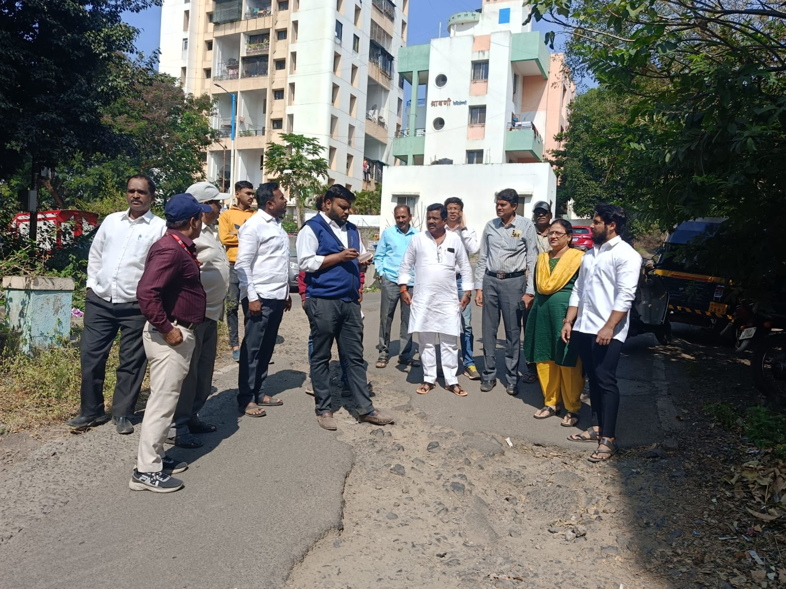 वारजे डुक्कर खिंड ते तिरुपतीनगर रस्त्याची अधिकाऱ्यांकडून पाहणी ; प्रत्यक्ष जागेवर बाधित जागा मालकांशी चर्चा…आणि