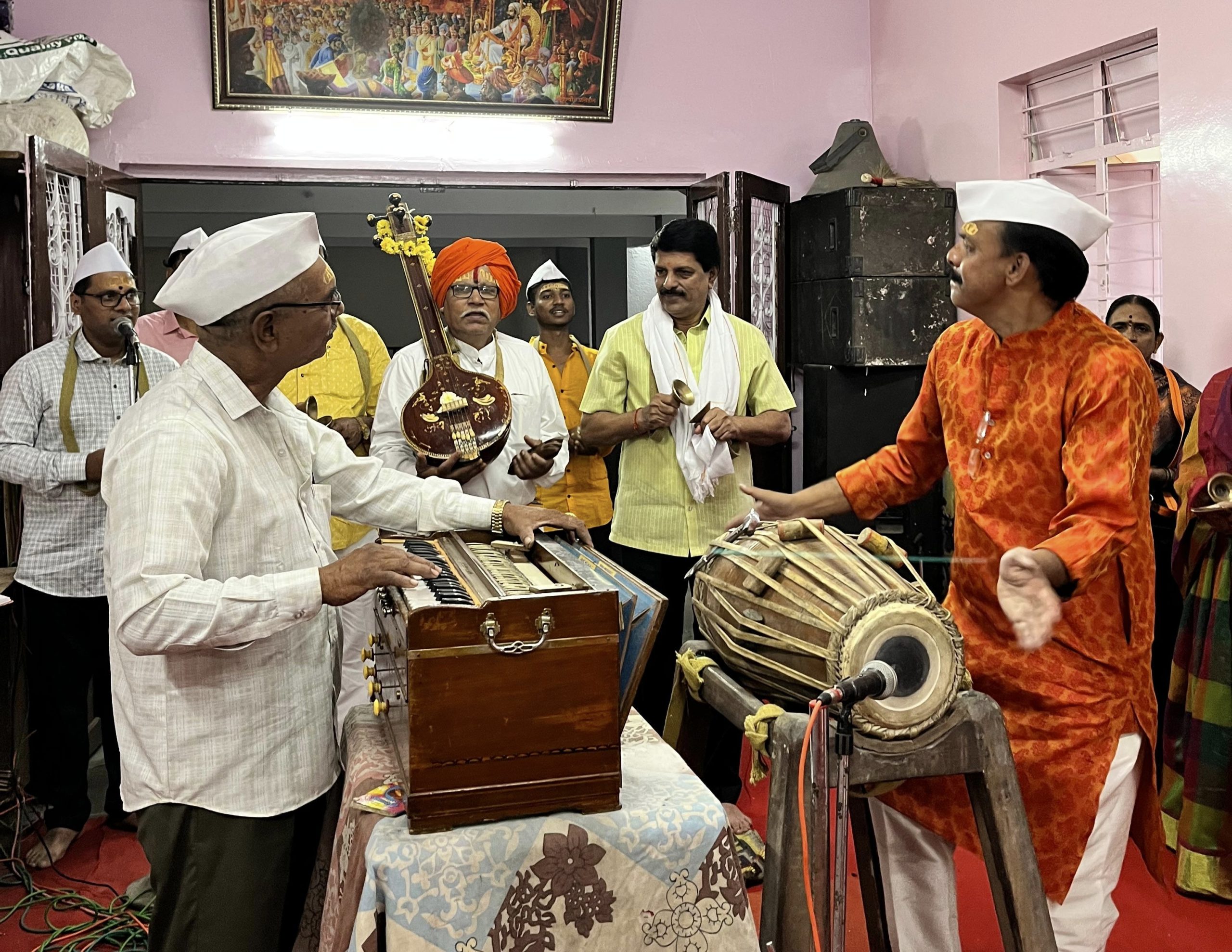 महाविकास आघाडीचे उमेदवार चंद्रकांत मोकाटे यांनी म्हातोबा मंदिरात काकड आरती सोहळ्यात सहभागी होत भक्तिरसात तल्लीन 