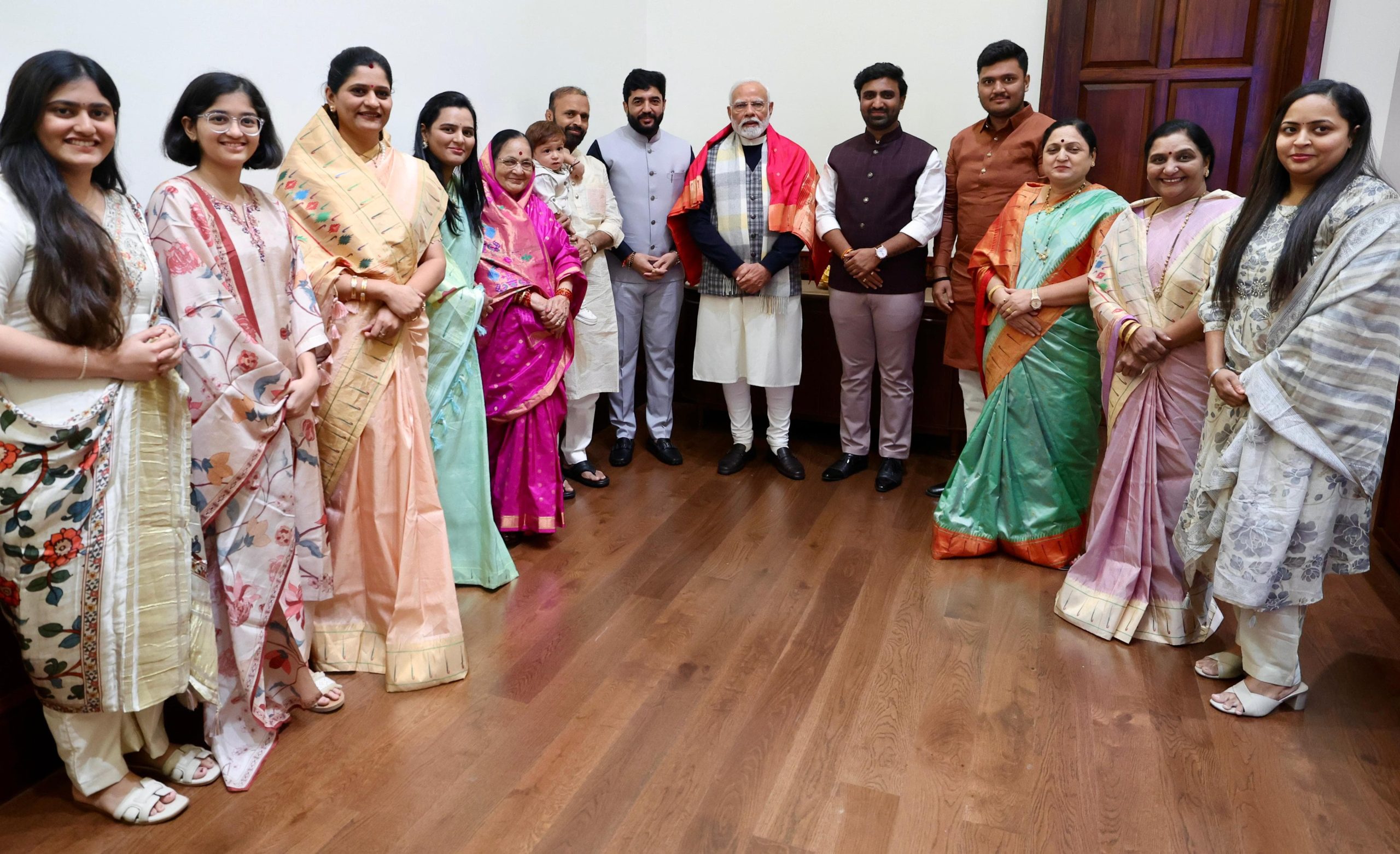 मुरलीधर मोहोळ आणि कुटुंबीयांनी घेतली नरेंद्र मोदींची भेट,एका कार्यकर्त्याला आणखी काय हवं असतं? स्वप्नपूर्तीचा आणखी एक क्षण… मुरलीधर मोहोळ आणि कुटुंबीयांनी घेतली नरेंद्र मोदींची भेट,एका कार्यकर्त्याला आणखी काय हवं असतं? स्वप्नपूर्तीचा आणखी एक क्षण…