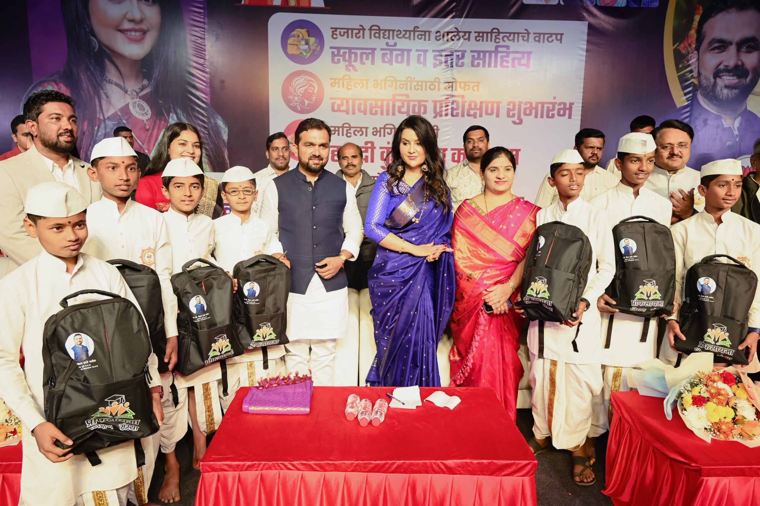 किरण दगडे पाटील जनेतेची सेवा करण्यासाठी कायम तत्पर : अमृता फडणवीस यांच्याकडून कौतुक.. किरण दगडे पाटील जनेतेची सेवा करण्यासाठी कायम तत्पर : अमृता फडणवीस यांच्याकडून कौतुक..