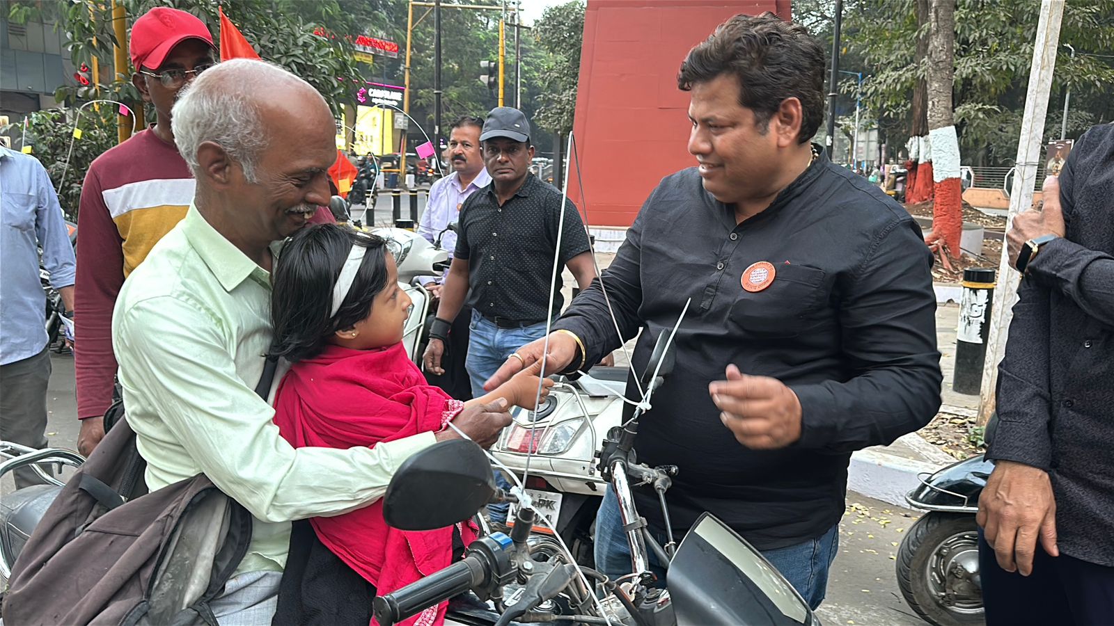 नायलॉन मांजापासून पुणेकरांच्या सुरक्षेसाठी मनसे-हेल्प रायडरचे उचलले पाऊल ; दुचाकींना बसवल्या संरक्षक जाळ्या नायलॉन मांजापासून पुणेकरांच्या सुरक्षेसाठी मनसे-हेल्प रायडरचे उचलले पाऊल ; दुचाकींना बसवल्या संरक्षक जाळ्या