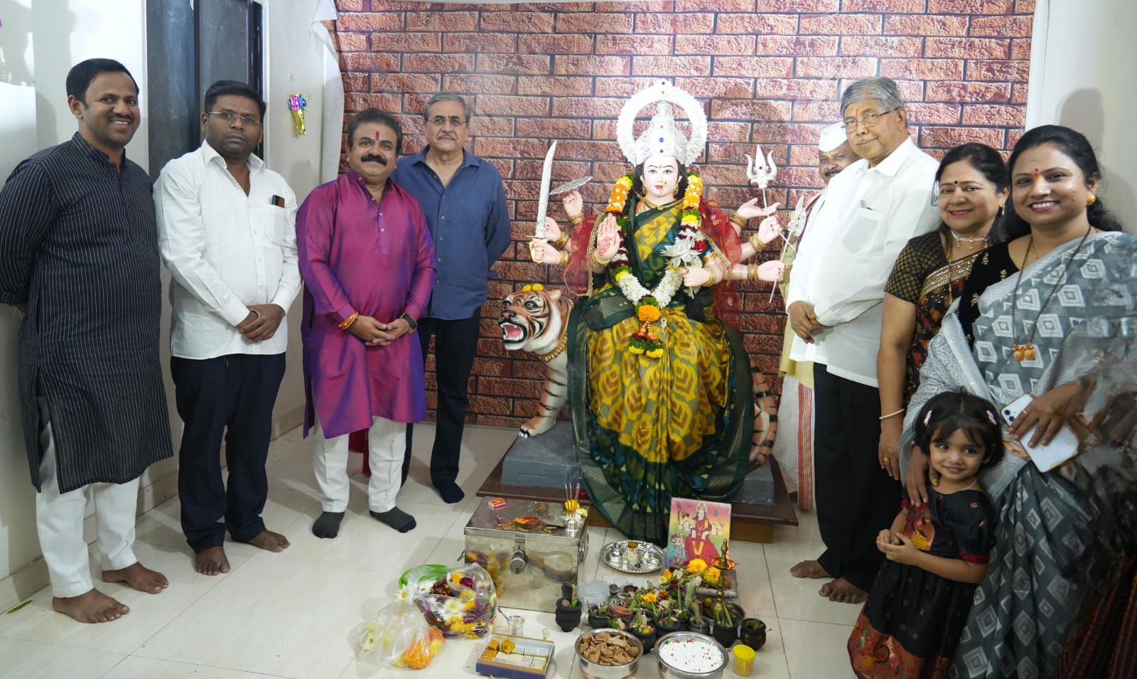 ग्लोबल ग्रूपतर्फे कोथरूडमधील वाघजाई देवीला 5 किलो चांदीचे दागिने समर्पित