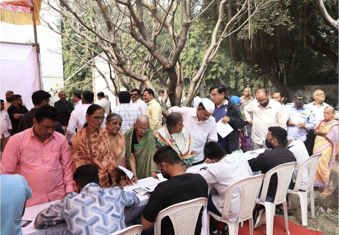 १०० तज्ञ डॉक्टरांच्या मार्गदर्शनात तपासणी, औषध उपचार आणि शस्त्रक्रिया ही मोफत : कोथरूडमध्ये पार पडले मोफत आरोग्य व शस्त्रक्रिया शिबिर..