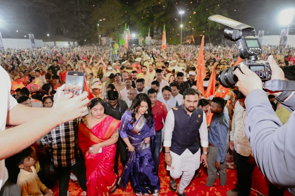 किरण दगडे पाटील जनेतेची सेवा करण्यासाठी कायम तत्पर : अमृता फडणवीस यांच्याकडून कौतुक.. Img 20250113 wa02584784048269614731131