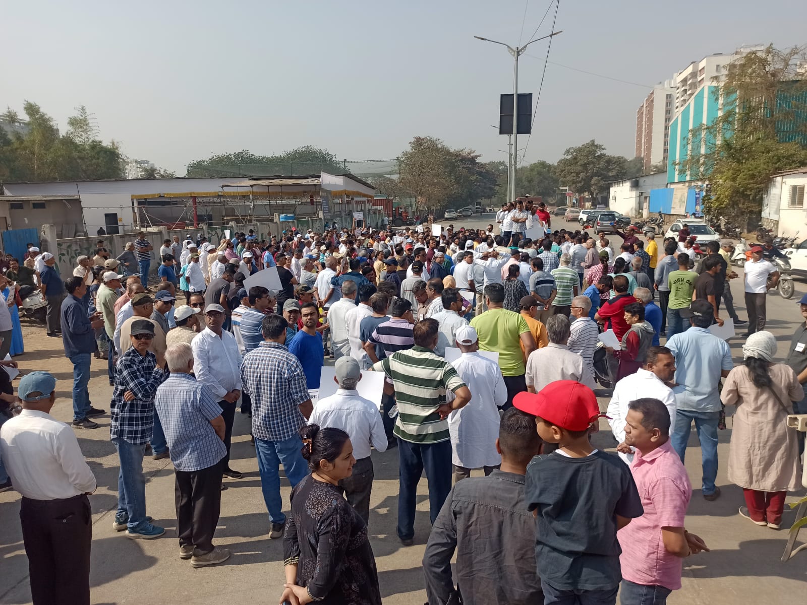 मुठा नदीवरील नवीन पुल सुरू करण्याआधी हा रस्ता पूर्ण करा ; कर्वेनगरमध्ये सोसायट्यांमधील नागरिकांचे मानवी साखळी आंदोलन..