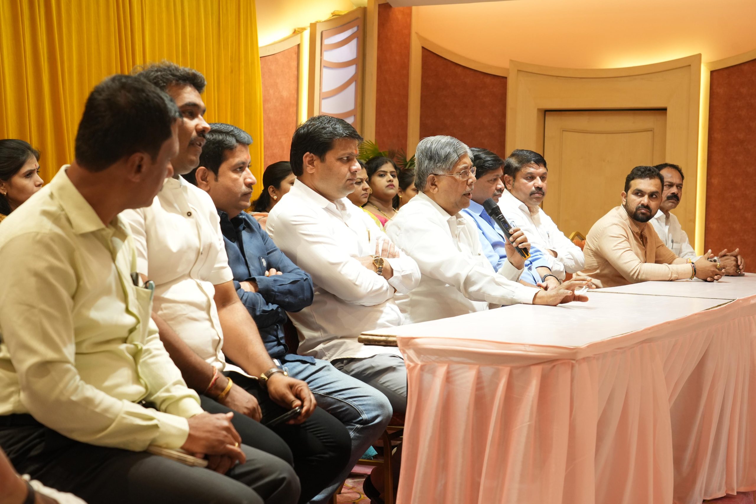 राजकीय दबावाला बळी पडू नका !कोथरूड मतदार संघातील अनियमित पाणीपुरवठ्यावरुन चंद्रकांत पाटील संतप्त राजकीय दबावाला बळी पडू नका! कोथरूड मतदार संघातील अनियमित पाणीपुरवठ्यावरुन चंद्रकांत पाटील संतप्त