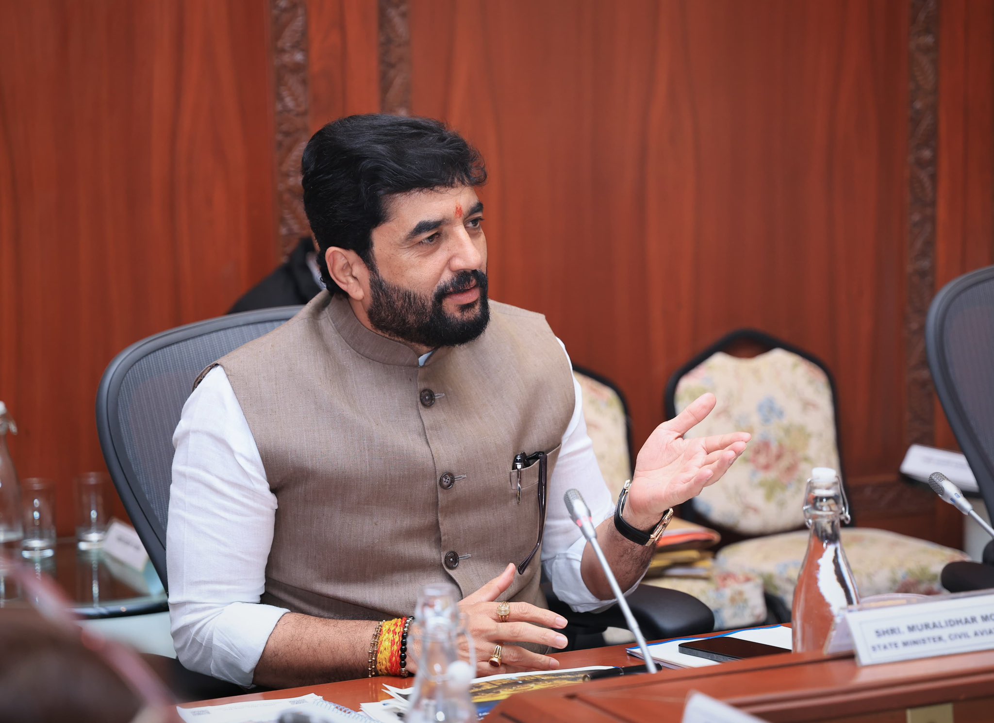 केंद्रीय मंत्री मुरलीधर मोहोळ यांची संवेदनशीलता;थायलंडमध्ये अपघात झालेल्या दाम्पत्याला शस्त्रक्रियेसाठी मायदेशी आणण्यात यश केंद्रीय मंत्री मुरलीधर मोहोळ यांची संवेदनशीलता;थायलंडमध्ये अपघात झालेल्या दाम्पत्याला शस्त्रक्रियेसाठी मायदेशी आणण्यात यश