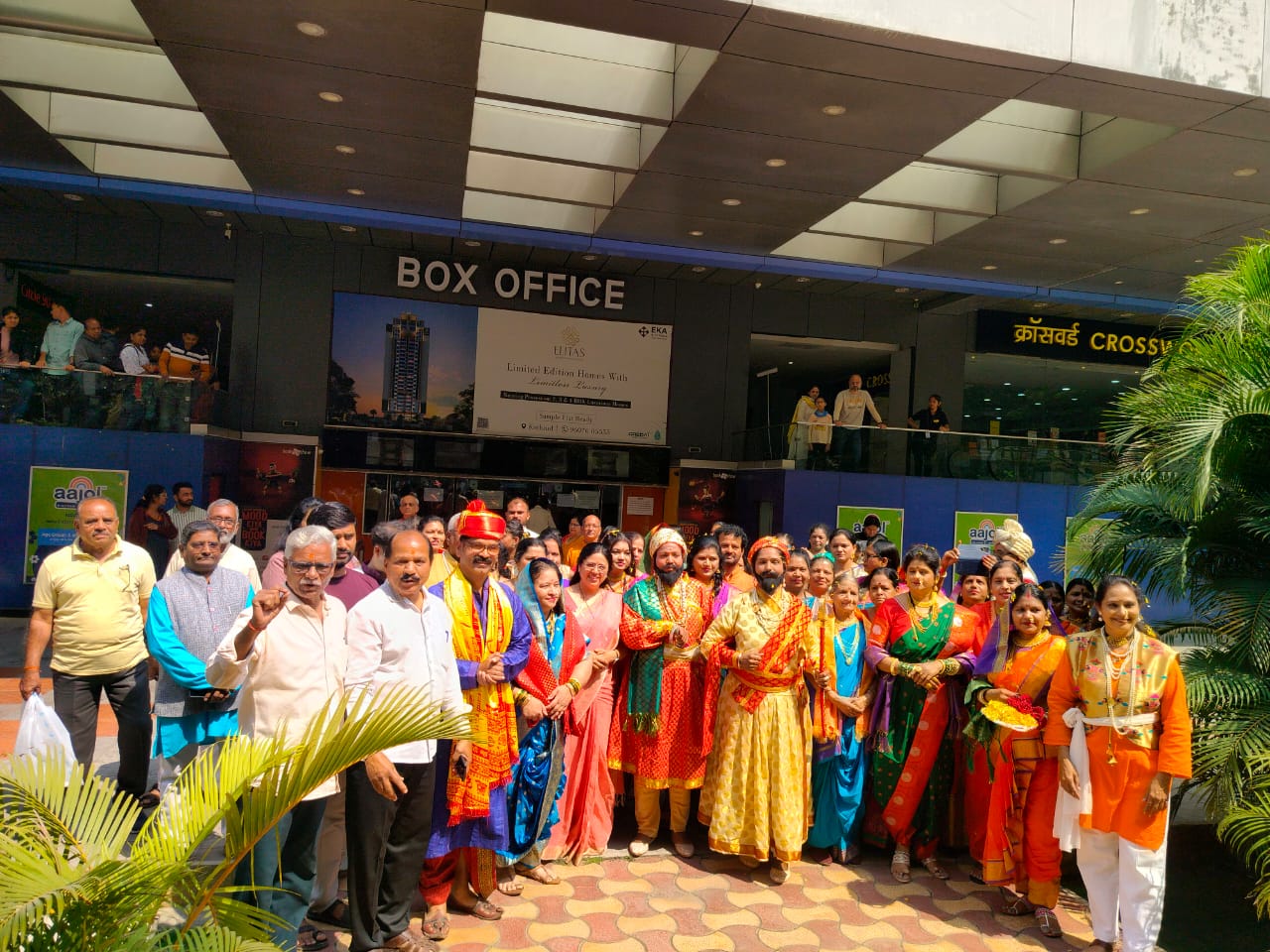 ‘छावा’ चित्रपट पाहण्यासाठी ऐतिहासिक वेषभुषा करत प्रेक्षक कोथरूड सिटी प्राईडमध्ये आणि महाराजांच्या जयघोषाने चित्रपटगृह दणाणले..