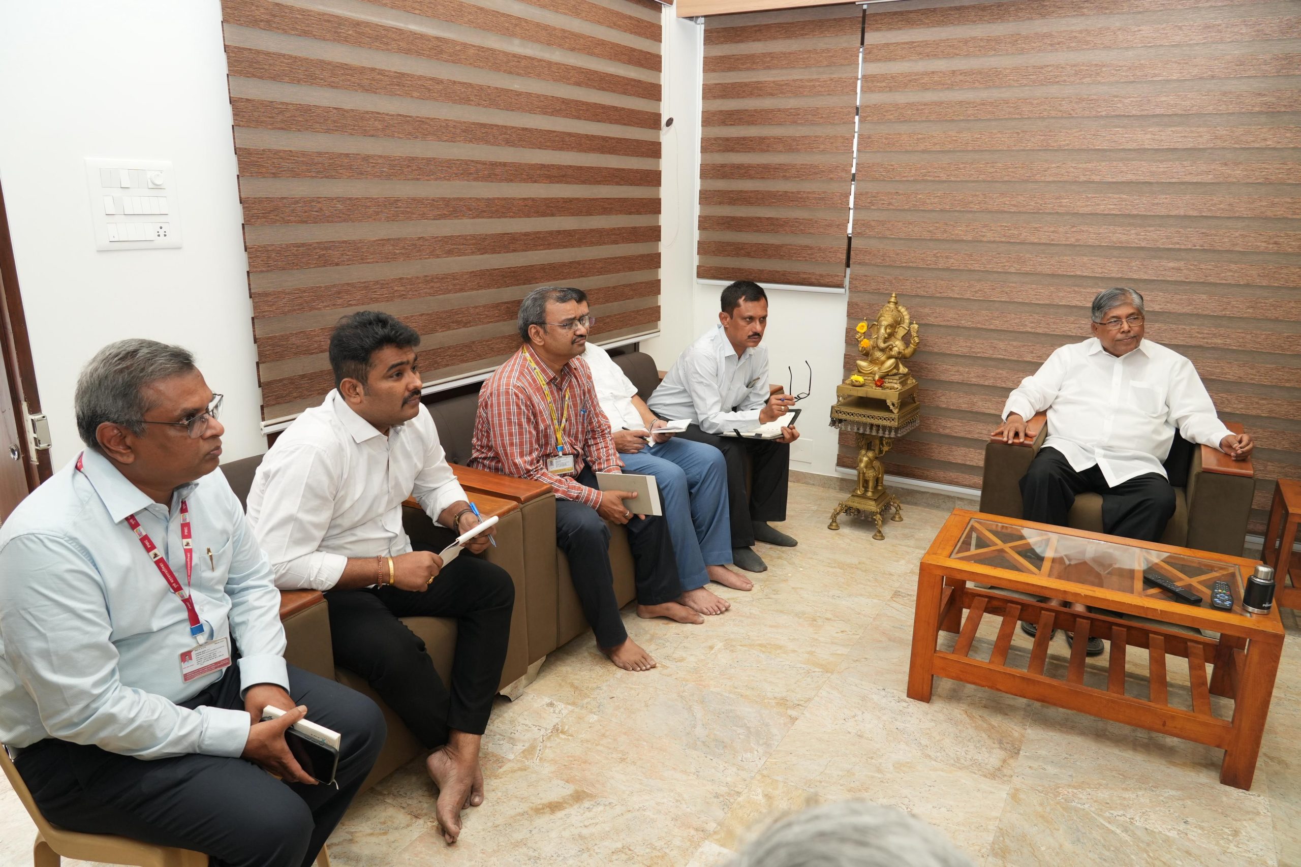 कोथरुड मधील रस्ते, पाणी प्रश्नी मंत्री चंद्रकांत पाटील आक्रमक;वस्तुस्थिती आणि आदर्श स्थितीवर आधारित अहवाल सादर करण्याचे आदेश