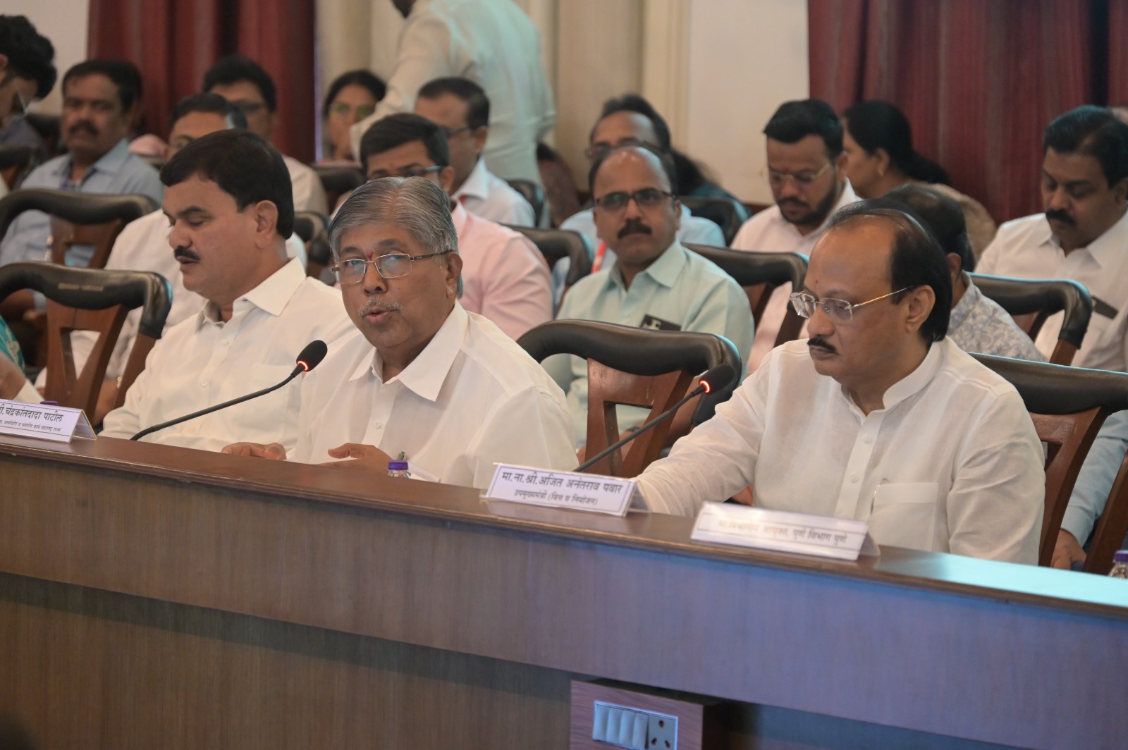 पुणे जिल्हा नियोजन समितीच्या बैठकीत विविध विषयांवर उपमुख्यमंत्री अजित पवार यांच्याकडून अधिकाऱ्यांना निर्देश..