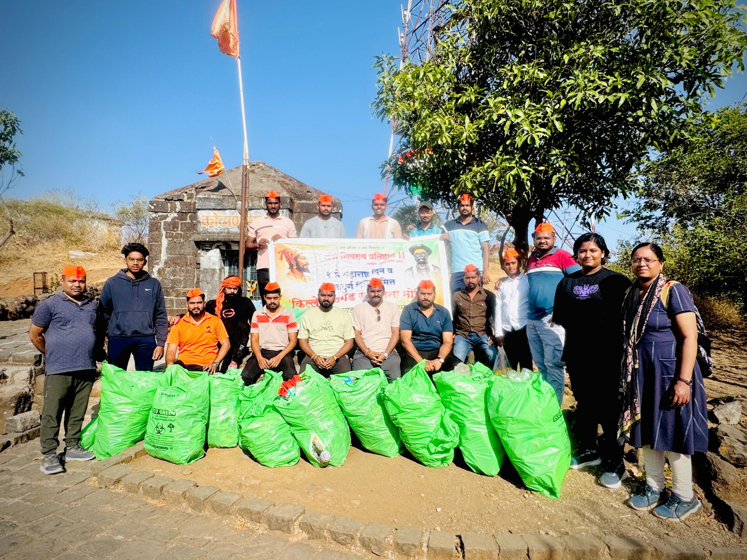 १ मे महाराष्ट्र दिननिमित्त राजे शिवराय प्रतिष्ठानच्या वतीने सिंहगडावर स्वच्छता मोहिम.. १ मे महाराष्ट्र दिननिमित्त राजे शिवराय प्रतिष्ठानच्या वतीने सिंहगडावर स्वच्छता मोहिम..