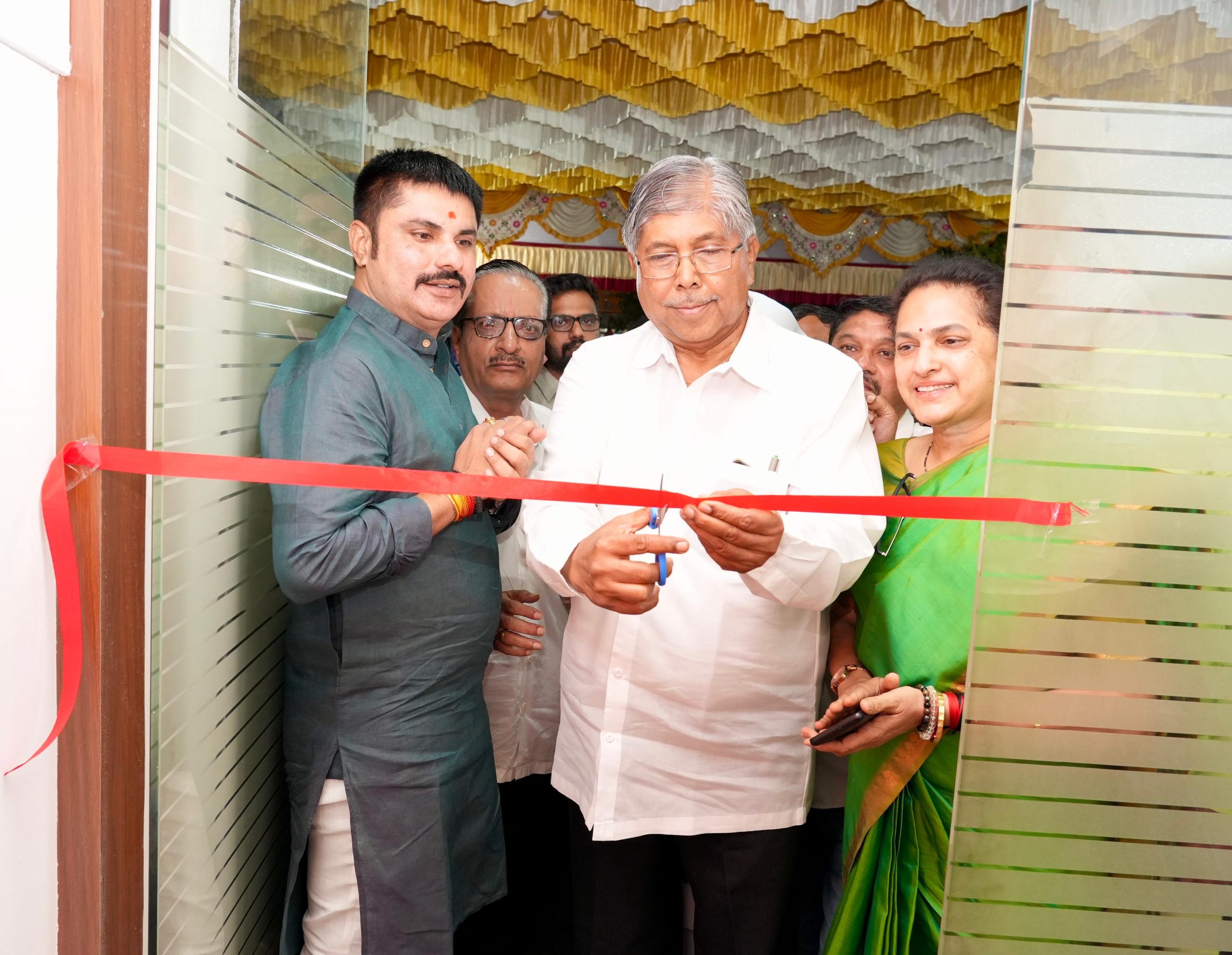 नागरी समस्या सोडविण्यासाठी जनसंपर्क कार्यालय हक्काचे केंद्र- मंत्री चंद्रकांत पाटील; पाषाण-सुतारवाडीतील नव्या जनसंपर्क कार्यालयाचे उद्घाटन