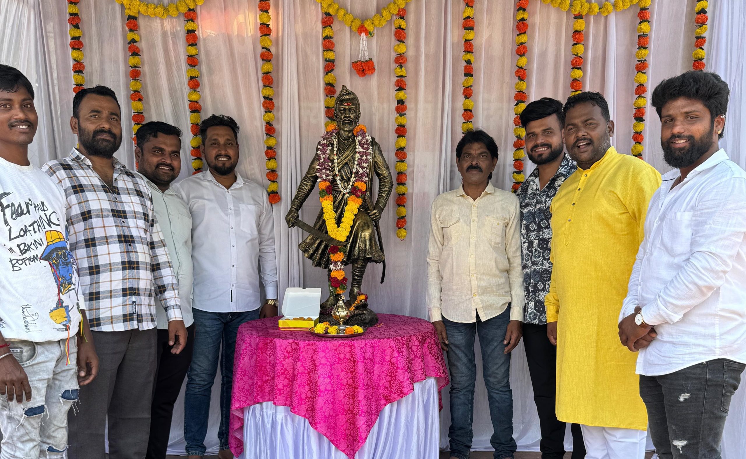 कर्वेनगरमध्ये छत्रपती श्री संभाजी महाराज यांच्या मूर्तीला दुग्धाभिषेक..