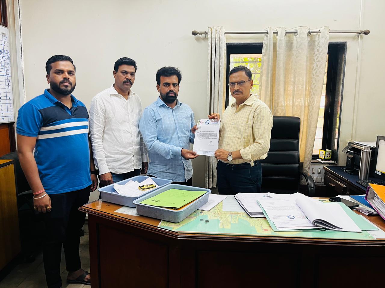 कोथरूडमध्ये वारंवार वीजपुरवठा खंडित, वीजभार कमी- अधिक झाल्याने नागरिकांच्या घरातील विद्युत उपकरणांचे नुकसान; महावितरणने तातडीने उपाययोजना करण्याची राष्ट्रवादी युवक काँग्रेस शरदचंद्र पवार पक्षाचे कोथरूड विधानसभा अध्यक्ष गिरीश गुरनानी यांची मागणी कोथरूडमध्ये वारंवार वीजपुरवठा खंडित, वीजभार कमी- अधिक झाल्याने नागरिकांच्या घरातील विद्युत उपकरणांचे नुकसान; महावितरणने तातडीने उपाययोजना करण्याची राष्ट्रवादी युवक काँग्रेस शरदचंद्र पवार पक्षाचे कोथरूड विधानसभा अध्यक्ष गिरीश गुरनानी यांची मागणी