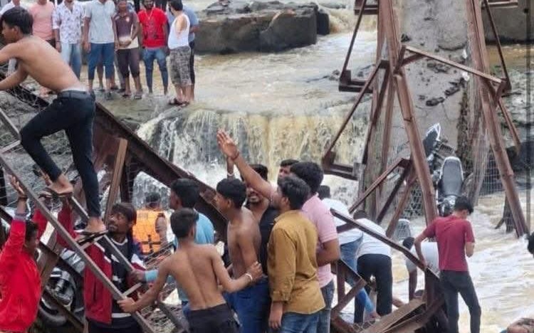 इंद्रायणी नदीवरील पूल अचानक  कोसळल्याने पर्यटक गेले वाहून.. ४ जणांचा मृत्यू