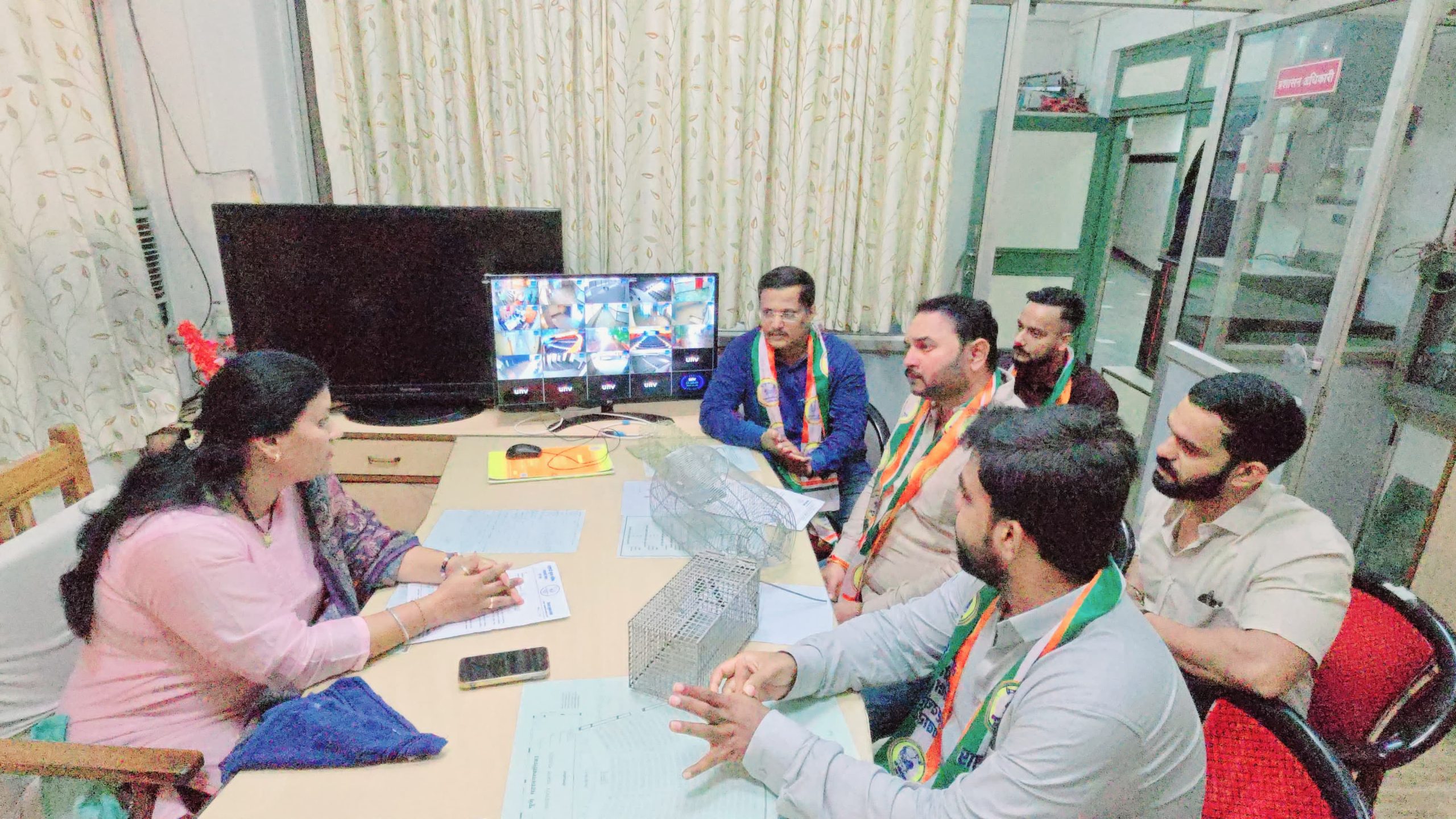 कोथरूडमधील यशवंतराव चव्हाण नाट्यगृहातील उंदीर पकडायला प्रशासनाला पिंजरे भेट देत निषेध..