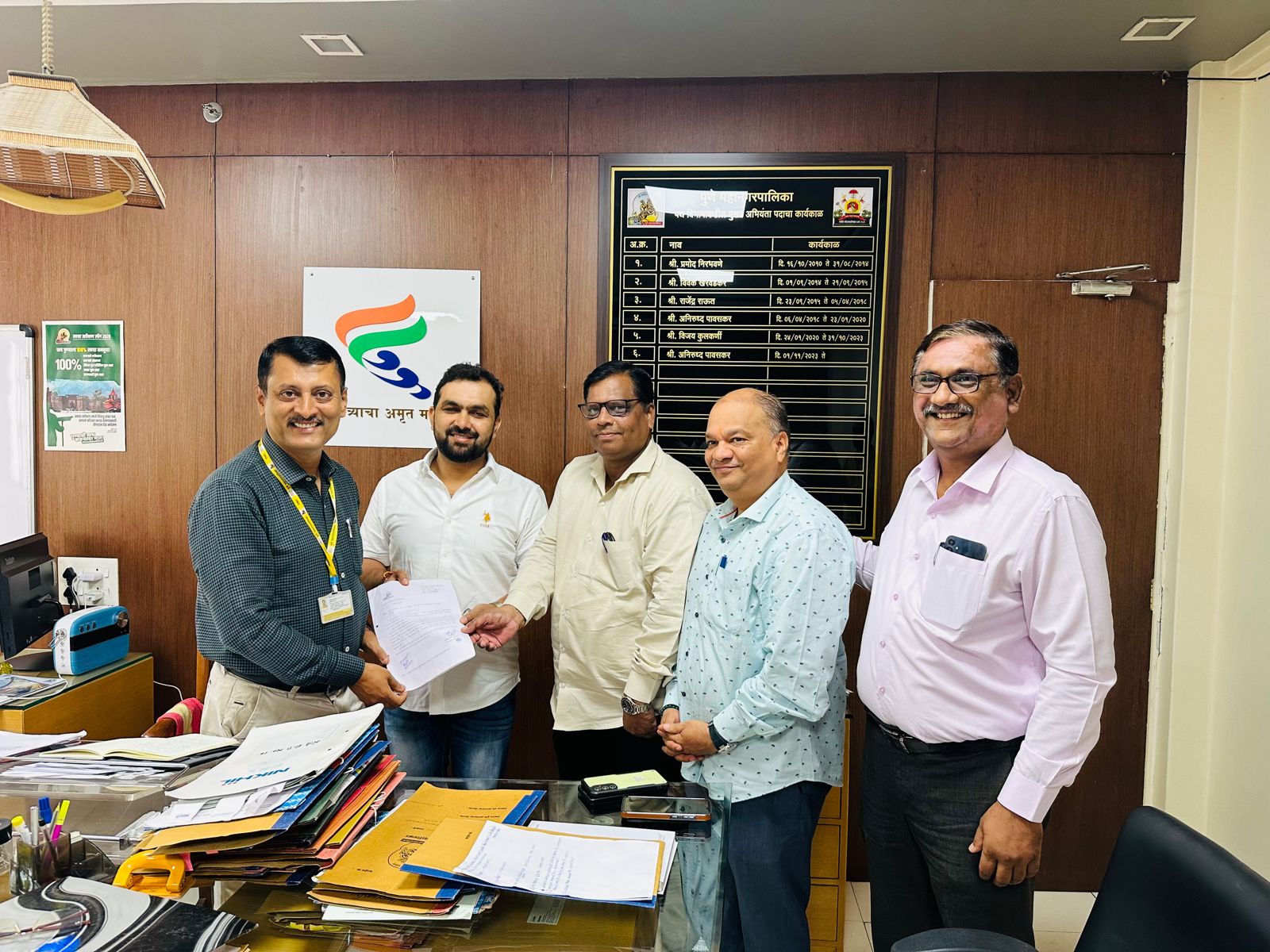 एकलव्य कॉलेज जवळील रखडलेल्या रस्त्याच्या बाधित जागेचा ताबा महापालिकेकडे..लवकरच रस्त्याचे काम होणार सुरू एकलव्य कॉलेज जवळील रखडलेल्या रस्त्याच्या बाधित जागेचा ताबा महापालिकेकडे.. लवकरच रस्त्याचे काम होणार सुरू