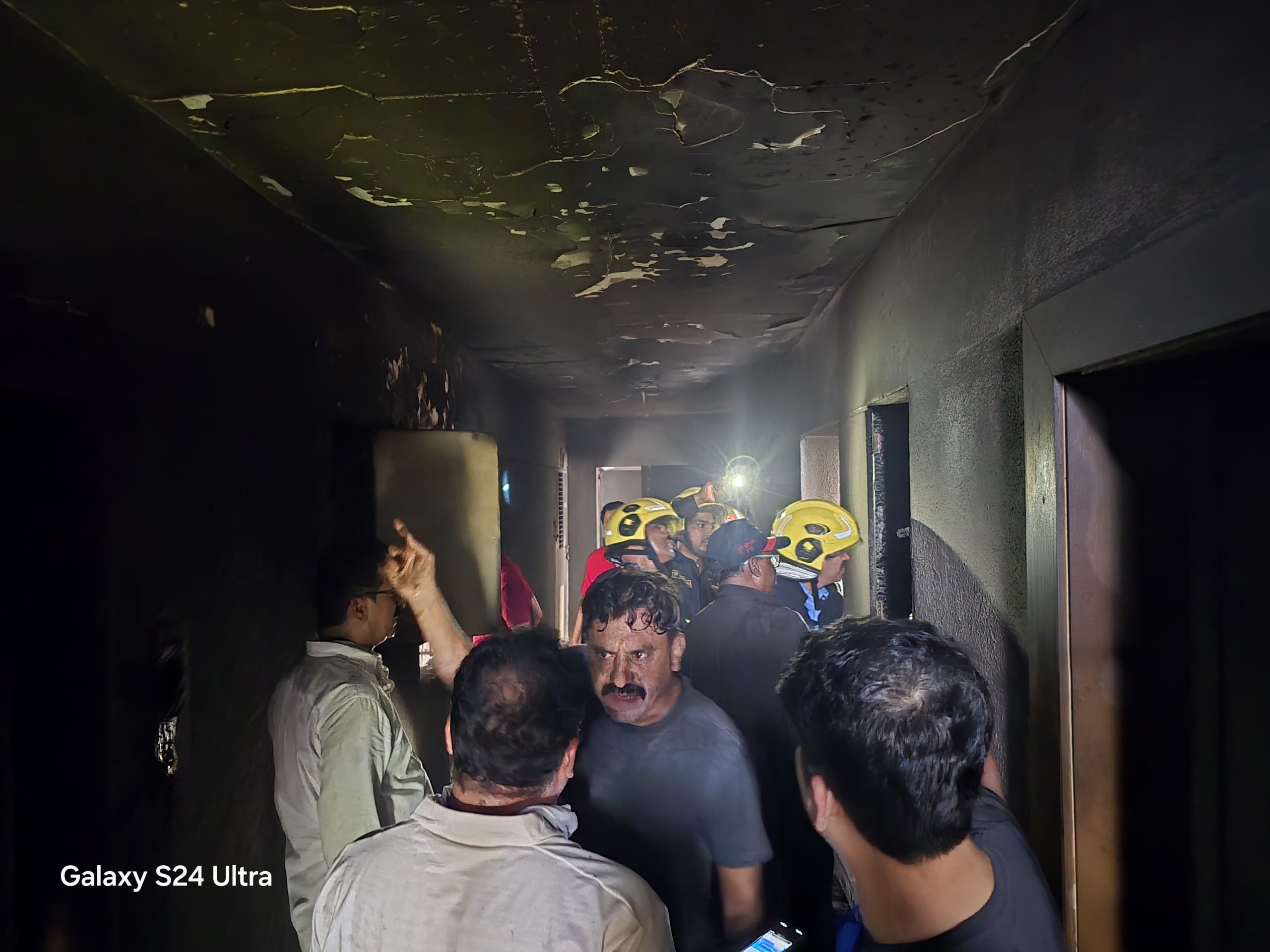 वनाझ परिवार सोसायटीमध्ये आग तांडव; अग्नीशमन दलाच्या जवानांनी तातडीने आग आटोक्यात आणत नागरिकांची केली सुटका