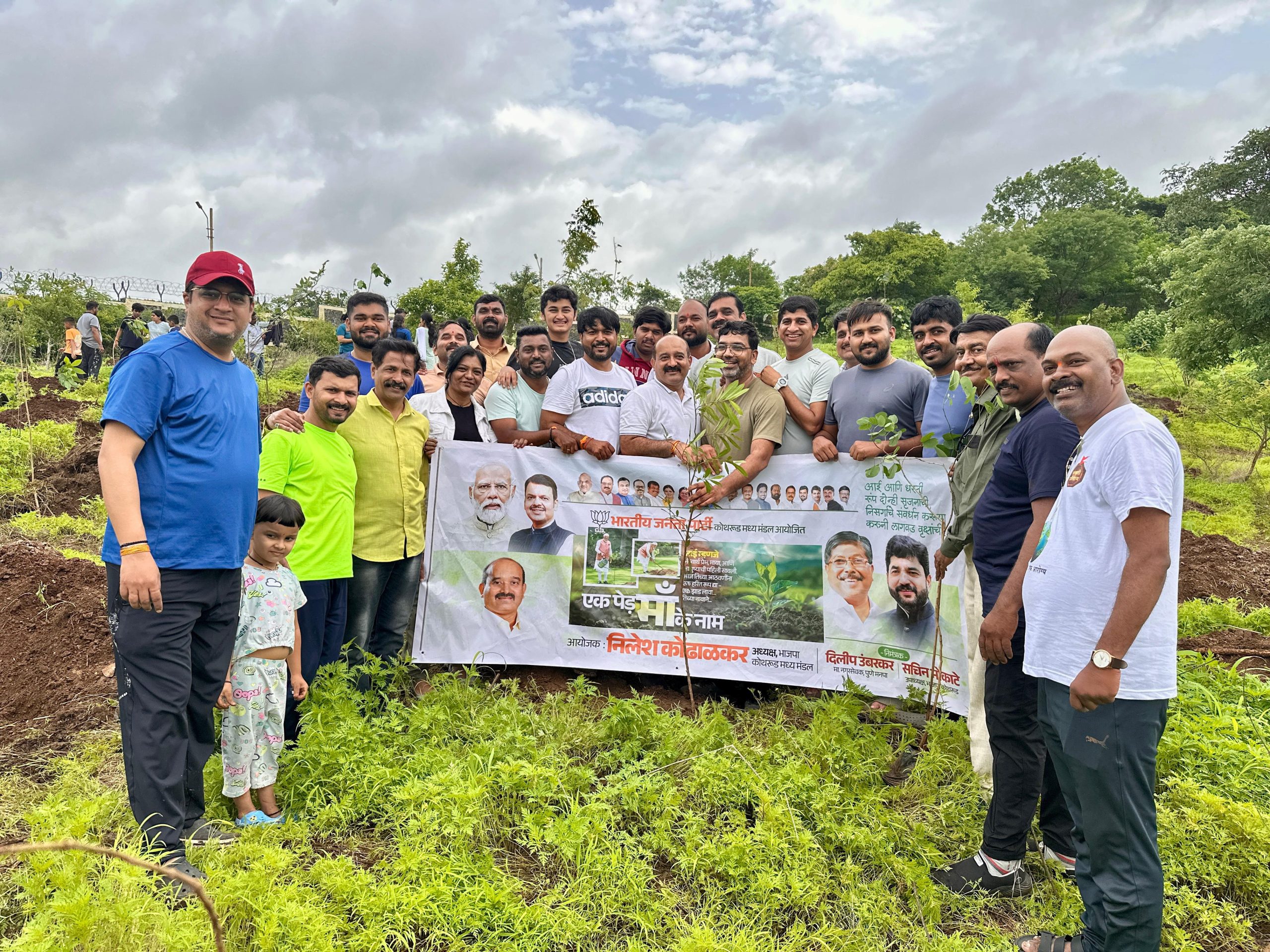 पंतप्रधान नरेंद्र मोदींच्या संकल्पनेतून ‘एक पेड माँ के नाम’ उपक्रमांतर्गत कोथरूडमध्ये वृक्षारोपण; म्हातोबा गडावर केंद्रीय मंत्री मुरलीधर मोहोळ आणि कॅबिनेट मंत्री चंद्रकांत पाटील यांच्या मार्गदर्शनाखाली कार्यक्रमसंपन्न