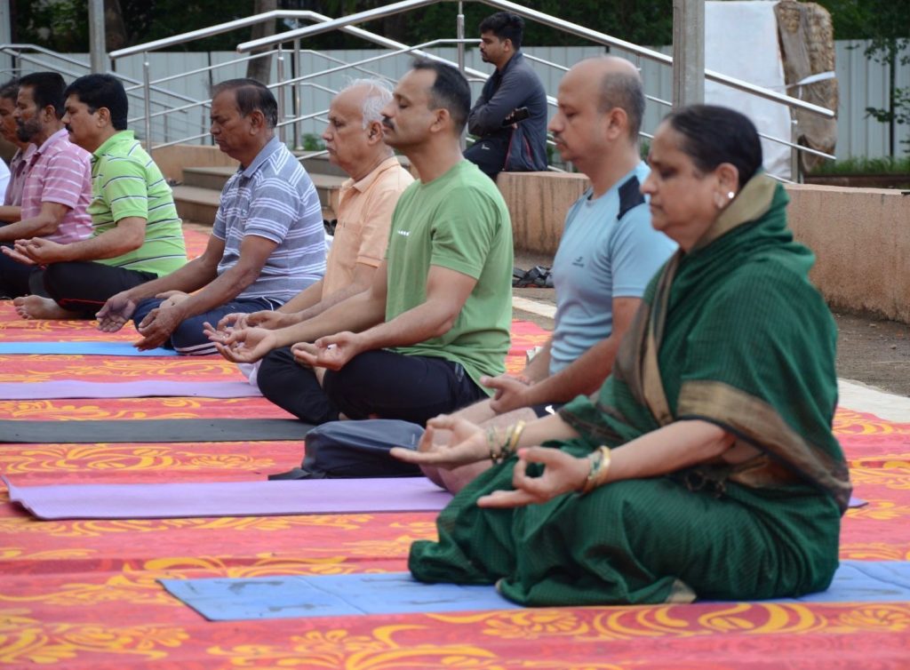 धकाधकीच्या जीवनात शारीरिक तंदरुस्ती आणि मानसिक शांतीसाठी योगा महत्वाचा.. कर्वेनगरमध्ये योग शिबिराचे आयोजन.. Img 20250622 wa01337192585633133519964