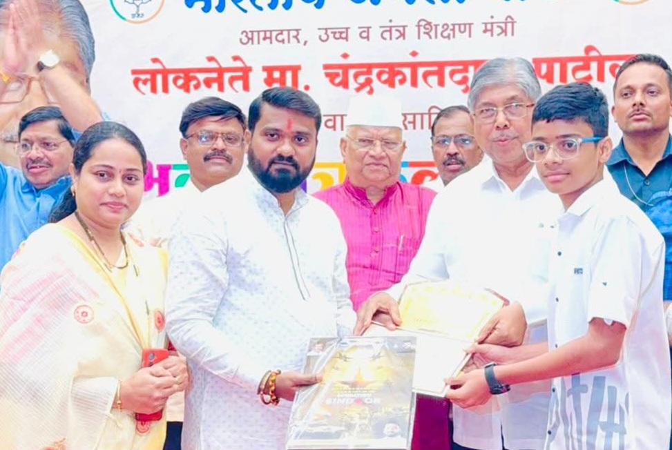 विद्यार्थ्यांनी रंगांमधून दिली कल्पनाशक्ती आणि विचारांना दिशा..