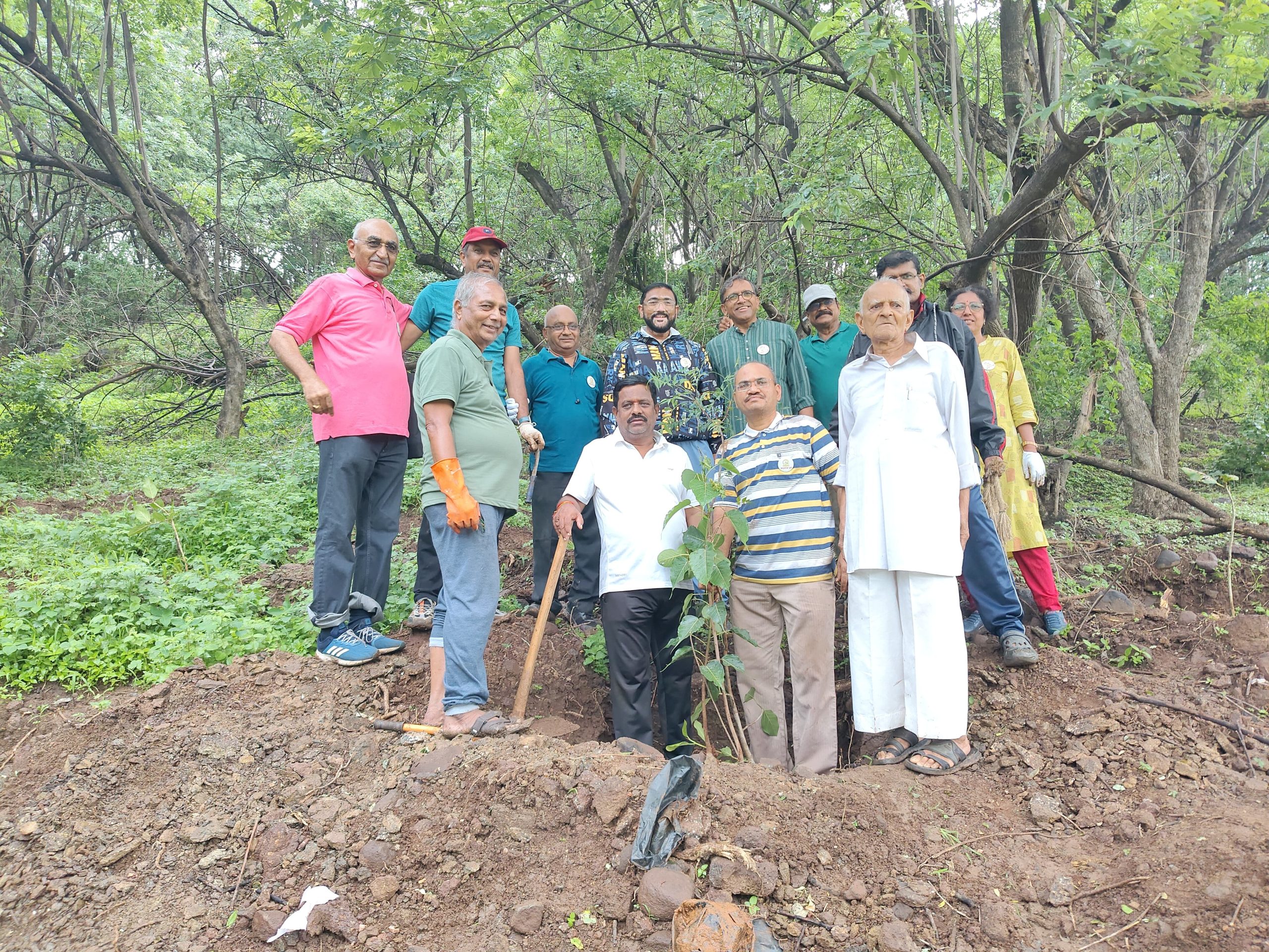 वारजे टेकडीवर वृक्षारोपण कार्यक्रम उत्साहात संपन्न.. निसर्ग मित्रचा सातत्यपूर्ण उपक्रम