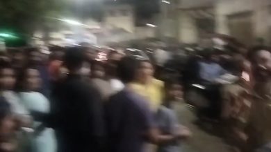 कर्वेनगर मधील गोल्डन पेटल समोरील रस्त्यावर गटारीच्या रात्री नक्की काय घडलं.. राडा आणि जमावाचा गोंधळ