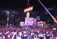 कोथरूडमध्ये महिलांच्या दहीहंडीत मराठी भाषेचा डंका..फलक हातात घेऊन महिला सहभागी