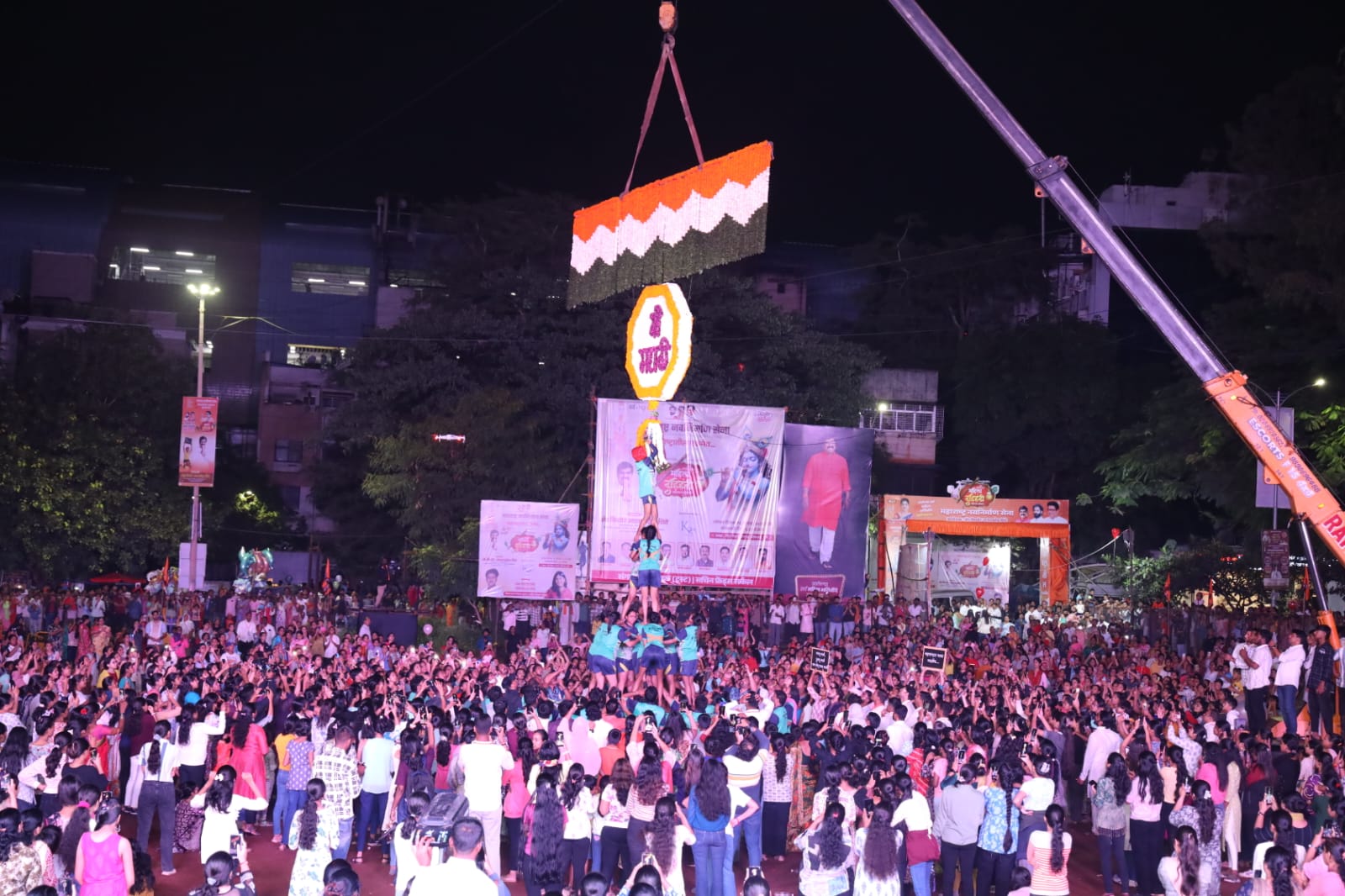 कोथरूडमध्ये महिलांच्या दहीहंडीत मराठी भाषेचा डंका.. फलक हातात घेऊन महिला सहभागी