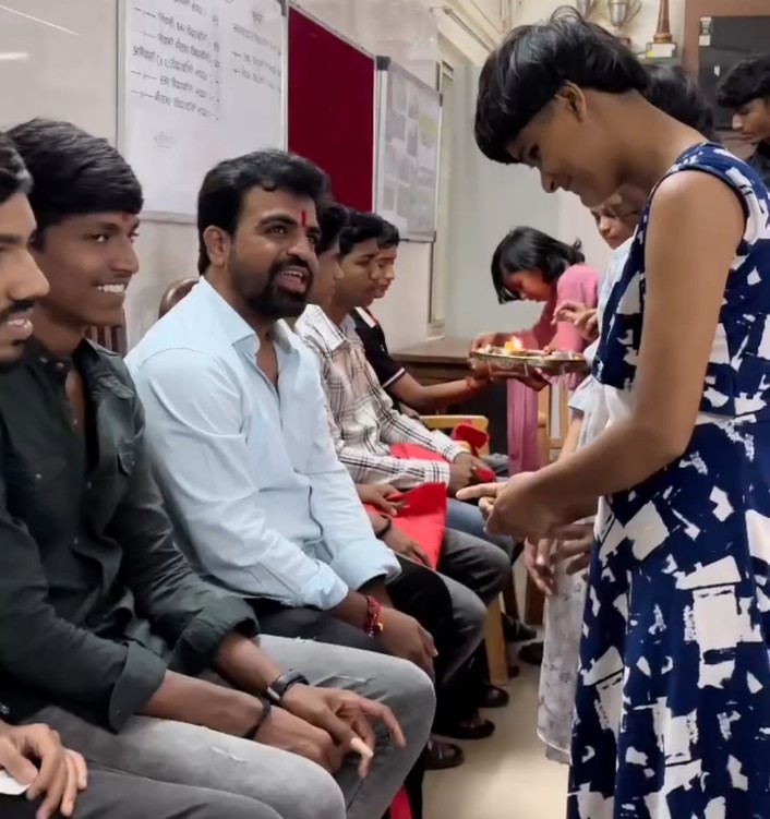 हेल्पिंग हॅण्ड कोथरूडचे अंध शाळेत अनोखी राखीपोर्णिमा साजरी,85 विद्यार्थिनींना खाऊ आणि जीवनावश्यक वस्तूंचे वाटप 