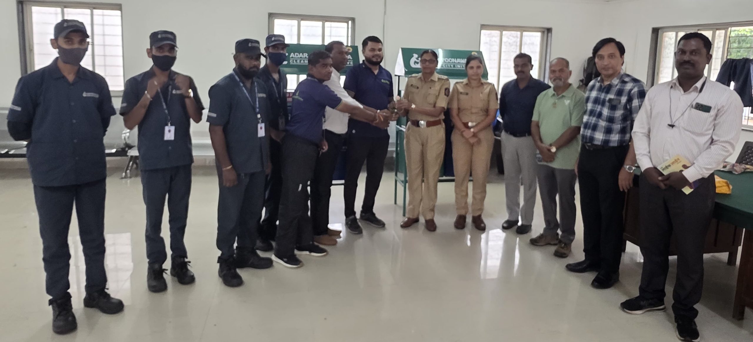 आदर पूनावाला संस्थेकडून विश्रांतवाडी पोलीस स्टेशनला ‘स्वच्छता बिन्स’ आदर पूनावाला संस्थेकडून विश्रांतवाडी पोलीस स्टेशनला ‘स्वच्छता बिन्स’