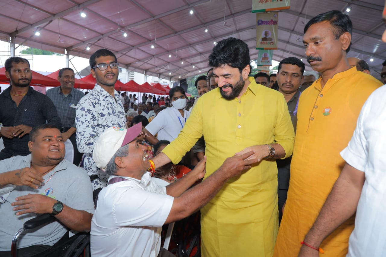 सेवाभावाची साक्ष; दिव्यांगांना मिळाला आधार- दिव्यांग सहायता अभियानात १२०० हून अधिक दिव्यांगांना १७५० कृत्रिम साहित्यांचे वाटप- पंतप्रधान नरेंद्र मोदींच्या वाढदिवसानिमित्त केंद्रीय मंत्री मुरलीधर मोहोळ यांचे आयोजन