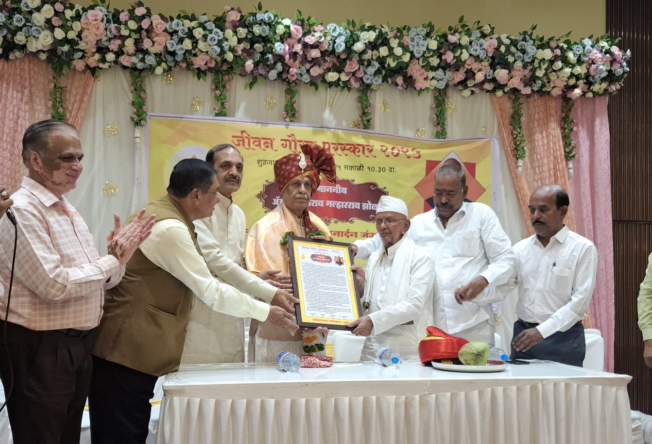 समाज जडणघडणीमध्ये मोलाचे कार्य करणाऱ्या ज्येष्ठ मंडळींचा सन्मान करणे म्हणजे त्यांच्याप्रती कृतज्ञता व्यक्त करणे : ह. भ. प माऊली जंगले महाराज