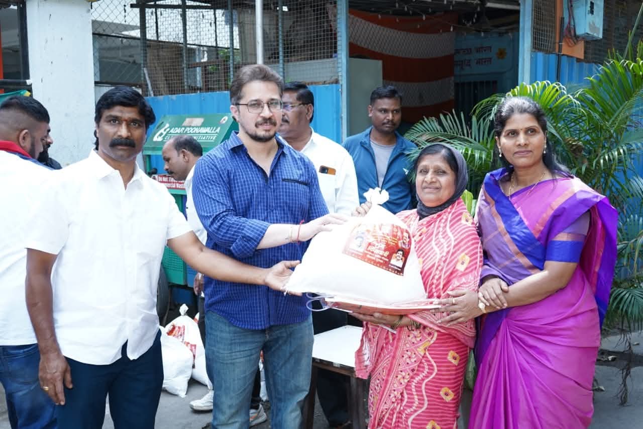 कोथरूडमध्ये स्वच्छतेसाठी तत्पर असणाऱ्या स्वच्छता कर्मचाऱ्यांचा सन्मान करत हर्षवर्धन मानकर यांच्याकडून दिवाळी सरंजाम आणि भेटवस्तूंचे वाटप..