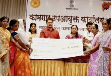 दिवा प्रतिष्ठान आणि महाराष्ट्र घरेलू कामगार कल्याण मंडळ, पुणे यांच्या संयुक्त विद्यमाने घरेलू महिला कामगारांना सन्मानधन वितरण 