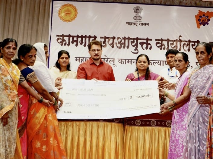 दिवा प्रतिष्ठान आणि महाराष्ट्र घरेलू कामगार कल्याण मंडळ, पुणे यांच्या संयुक्त विद्यमाने घरेलू महिला कामगारांना सन्मानधन वितरण दिवा प्रतिष्ठान आणि महाराष्ट्र घरेलू कामगार कल्याण मंडळ, पुणे यांच्या संयुक्त विद्यमाने घरेलू महिला कामगारांना सन्मानधन वितरण