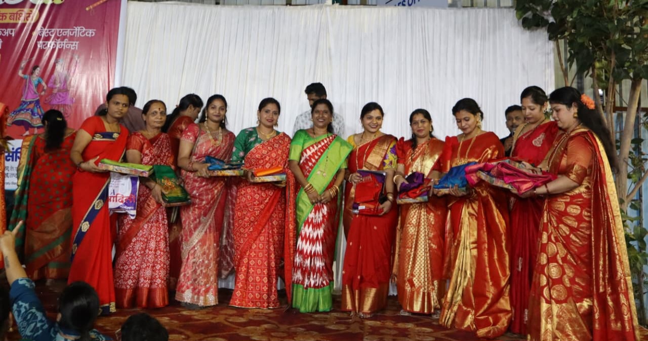 नवरात्रीमध्ये घेण्यात आलेल्या कार्यक्रमात महिलांच्या आनंदात सहभागी होता आले याचे समाधान.. संगीता बराटे नवरात्रीमध्ये घेण्यात आलेल्या कार्यक्रमात महिलांच्या आनंदात सहभागी होता आले याचे समाधान.. संगीता बराटे