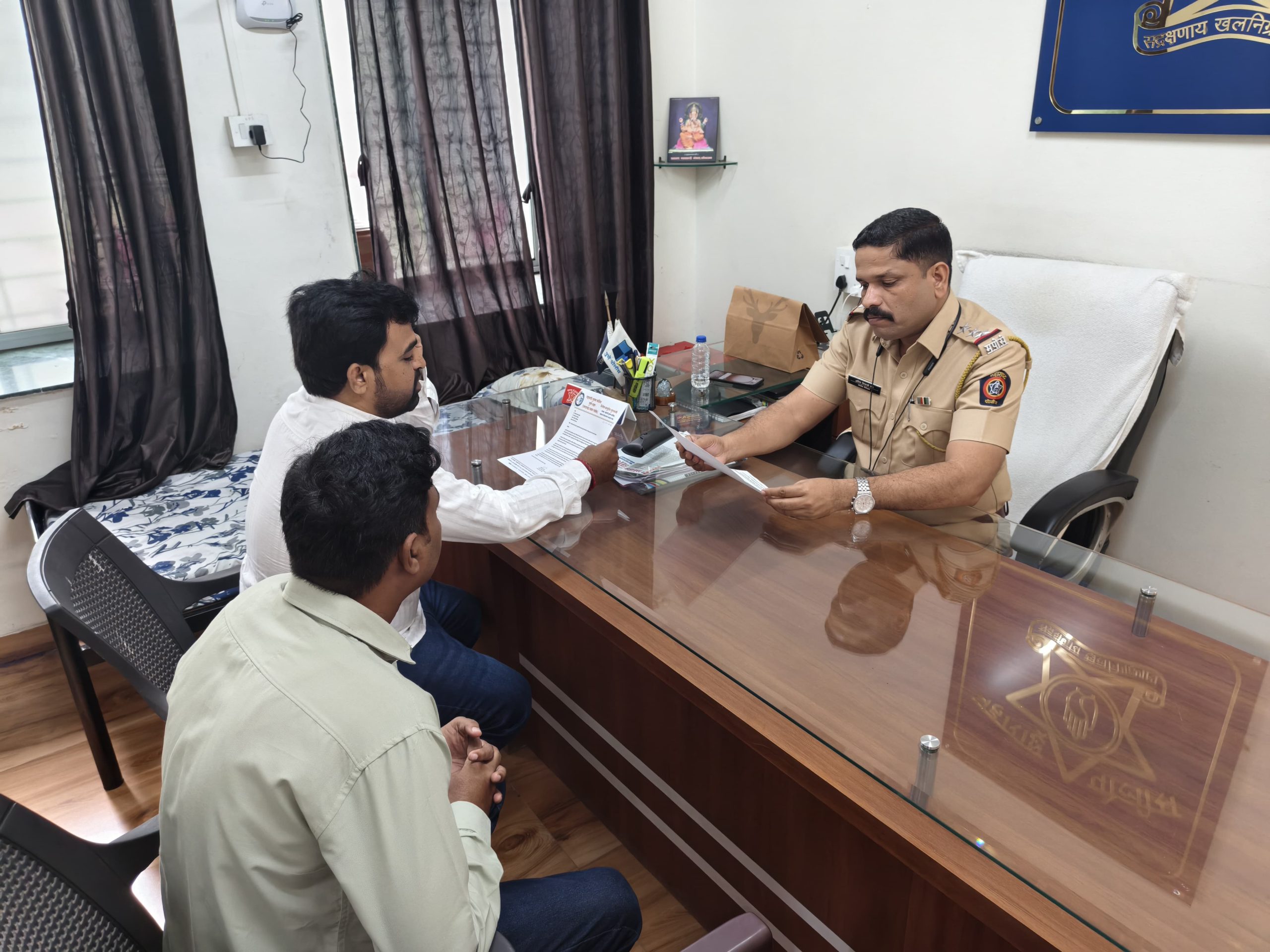 हीच कोथरूड मधील बहिणींना भाऊबीजीची खरी भेट ठरेल.. गिरीश गुरनानी यांचे कोथरूडच्या वरिष्ठ पोलीस निरीक्षकांना निवेदन..