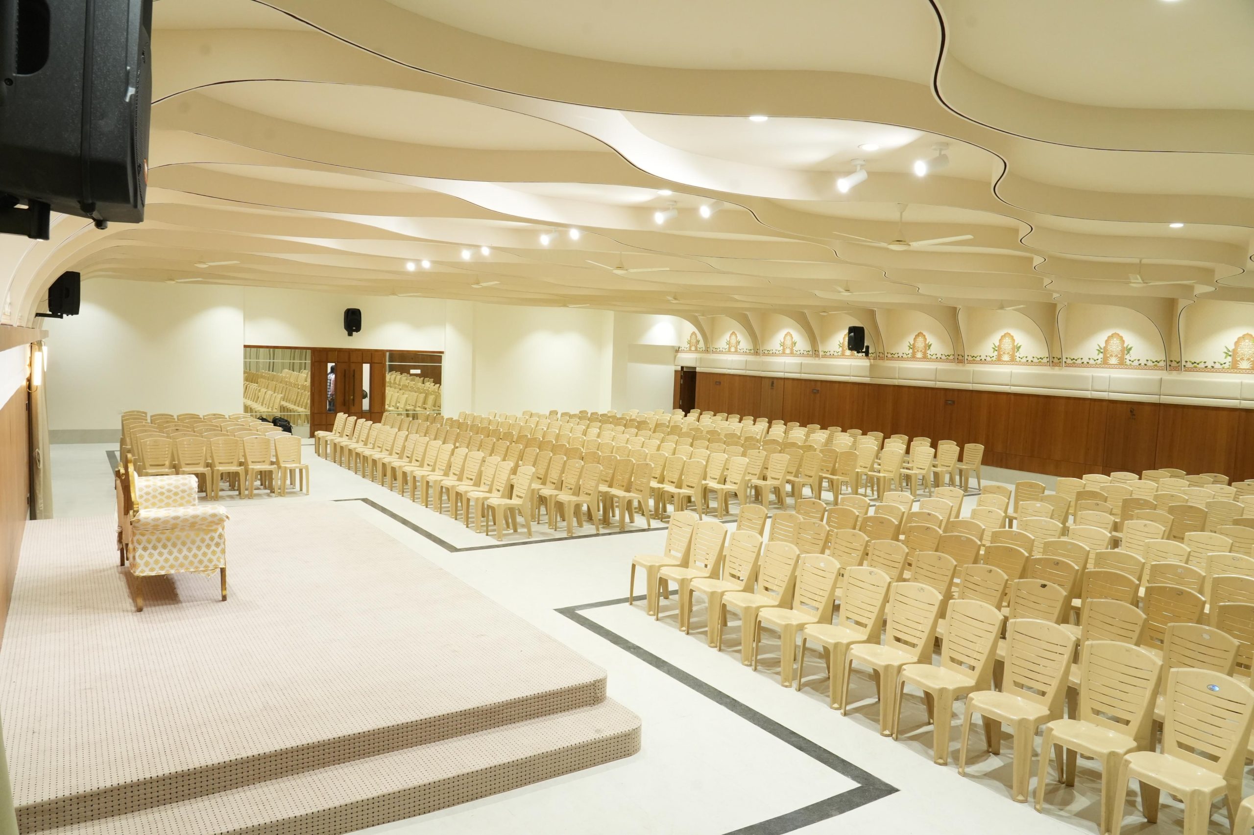 म्हातोबा देवस्थानच्या सभागृहाचे रुपडेच पालटले; मंत्री आणि कोथरूडचे स्थानिक आमदार चंद्रकांत पाटील यांचा पुढाकार म्हातोबा देवस्थानच्या सभागृहाचे रुपडेच पालटले; मंत्री आणि कोथरूडचे स्थानिक आमदार चंद्रकांत पाटील यांचा पुढाकार