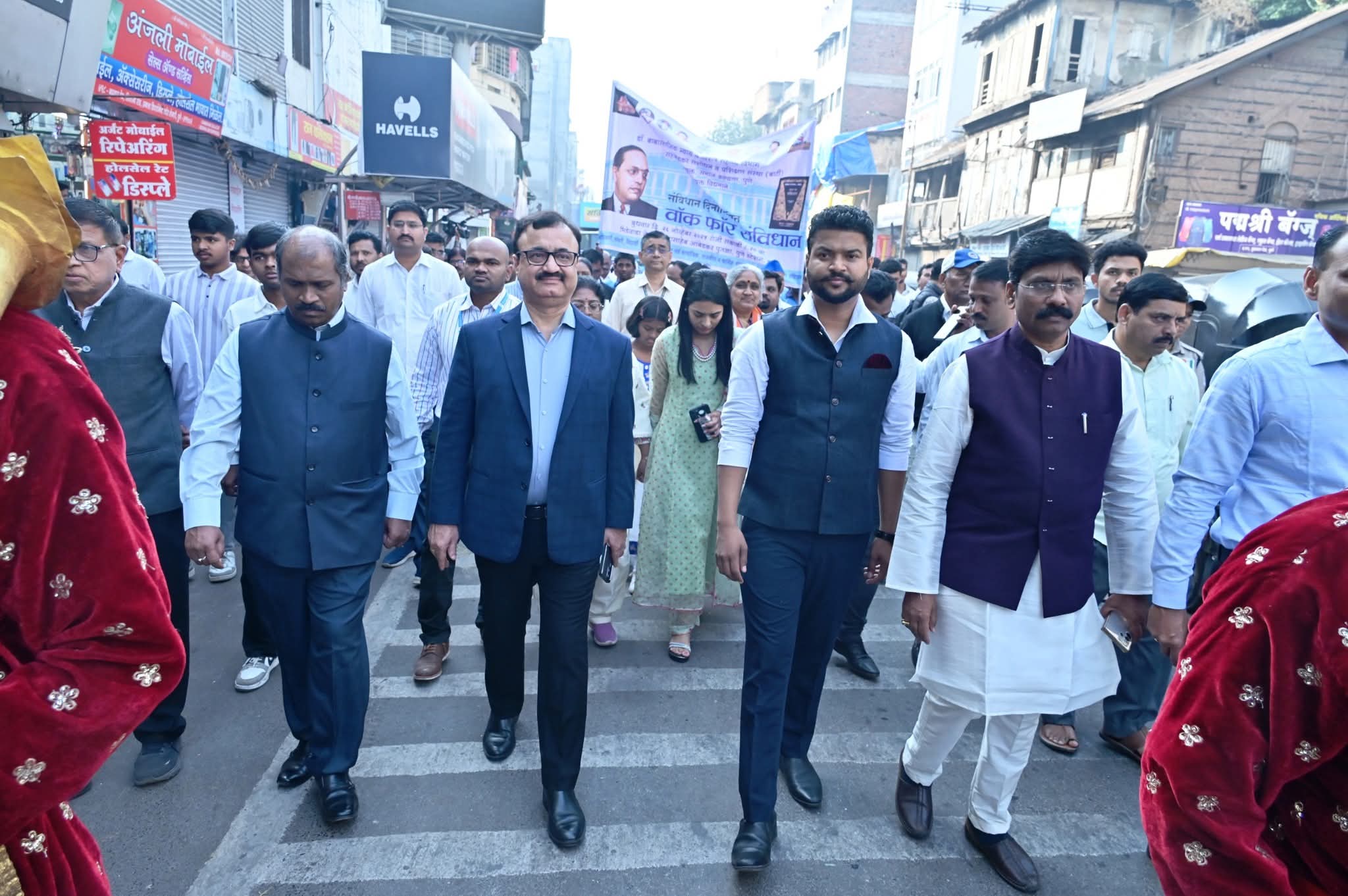 पुण्यात संविधान दिनानिमित्त ‘वॉक फॉर संविधान’ रॅली संपन्न; बार्टीच्या संविधान रॅलीत हजारो विद्यार्थी व नागरिकांचा सहभाग