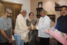 बाबा.. तुमच्या लेकीने इतिहास घडवला! टीम इंडियाची उपकर्णधार आणि सांगलीची कन्या स्मृती मंधानाच्या कुटुंबियांच्या भेटीप्रसंगी पालकमंत्री चंद्रकांत पाटील यांचे गौरवोद्गार