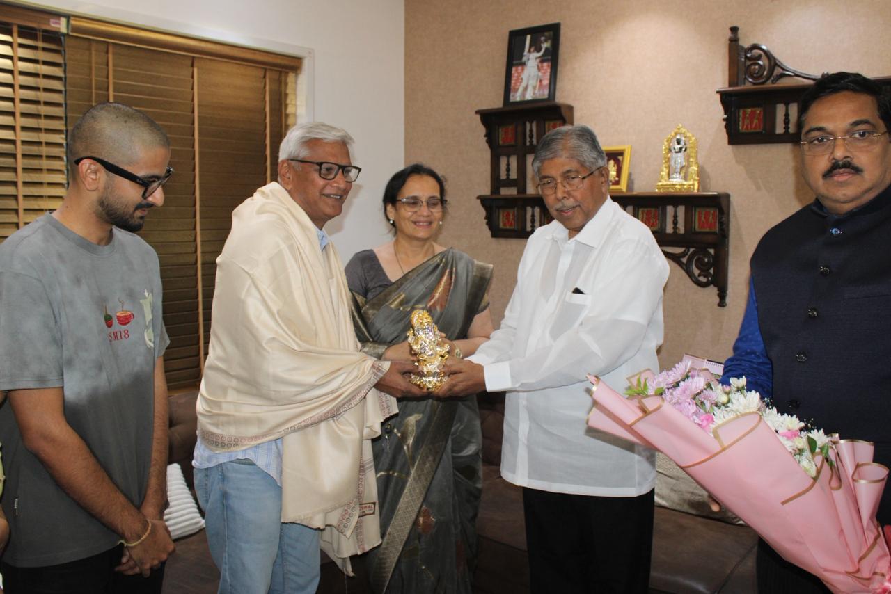 बाबा.. तुमच्या लेकीने इतिहास घडवला! टीम इंडियाची उपकर्णधार आणि सांगलीची कन्या स्मृती मंधानाच्या कुटुंबियांच्या भेटीप्रसंगी पालकमंत्री चंद्रकांत पाटील यांचे गौरवोद्गार