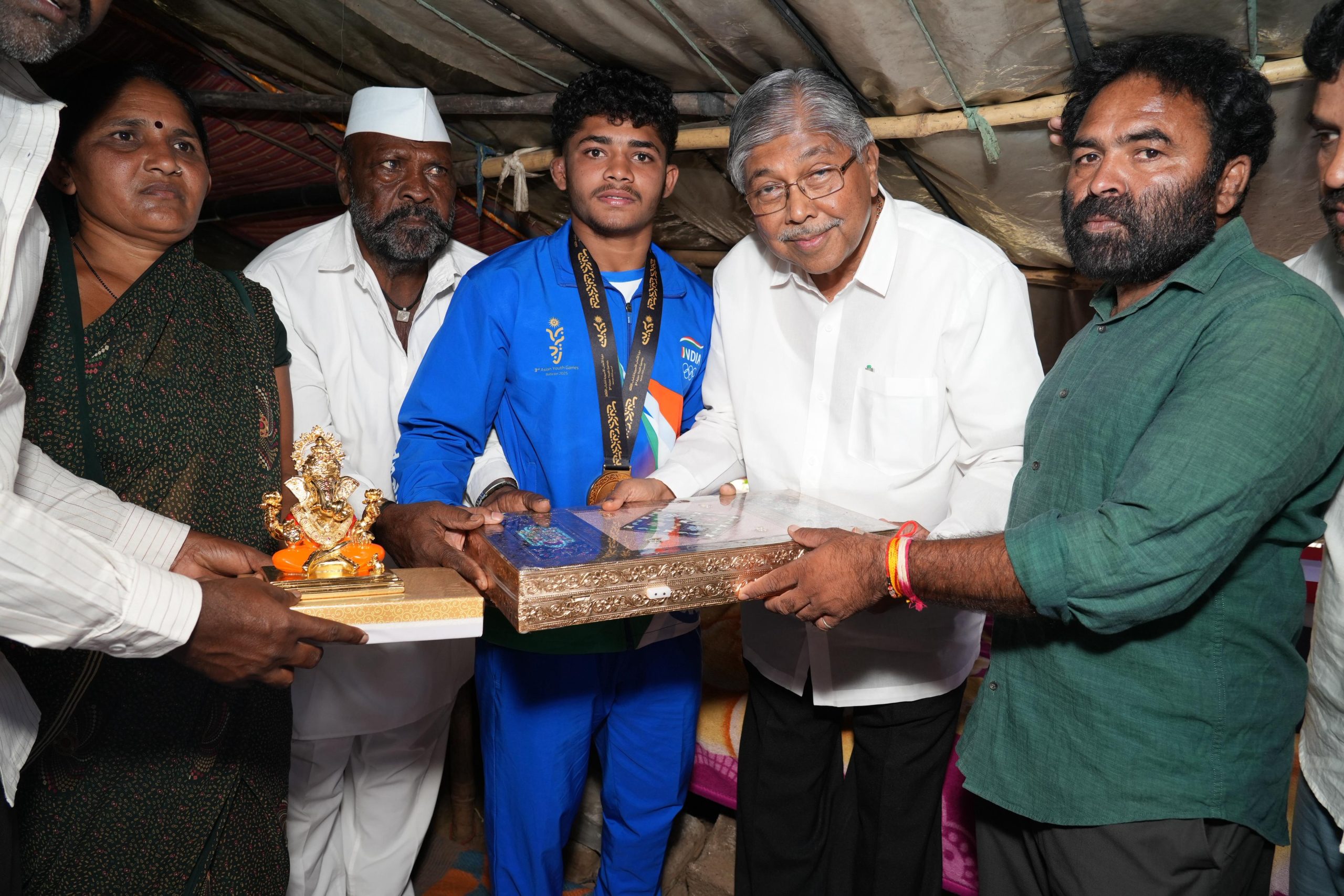 वा रं पठ्ठ्या… आई-वडलांचं नाव काढलंस!