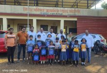 दुर्गम भागातील शाळेतील विद्यार्थ्यांना मिळाले शालेय साहित्य.. मुलांच्या चेहऱ्यावर आनंद