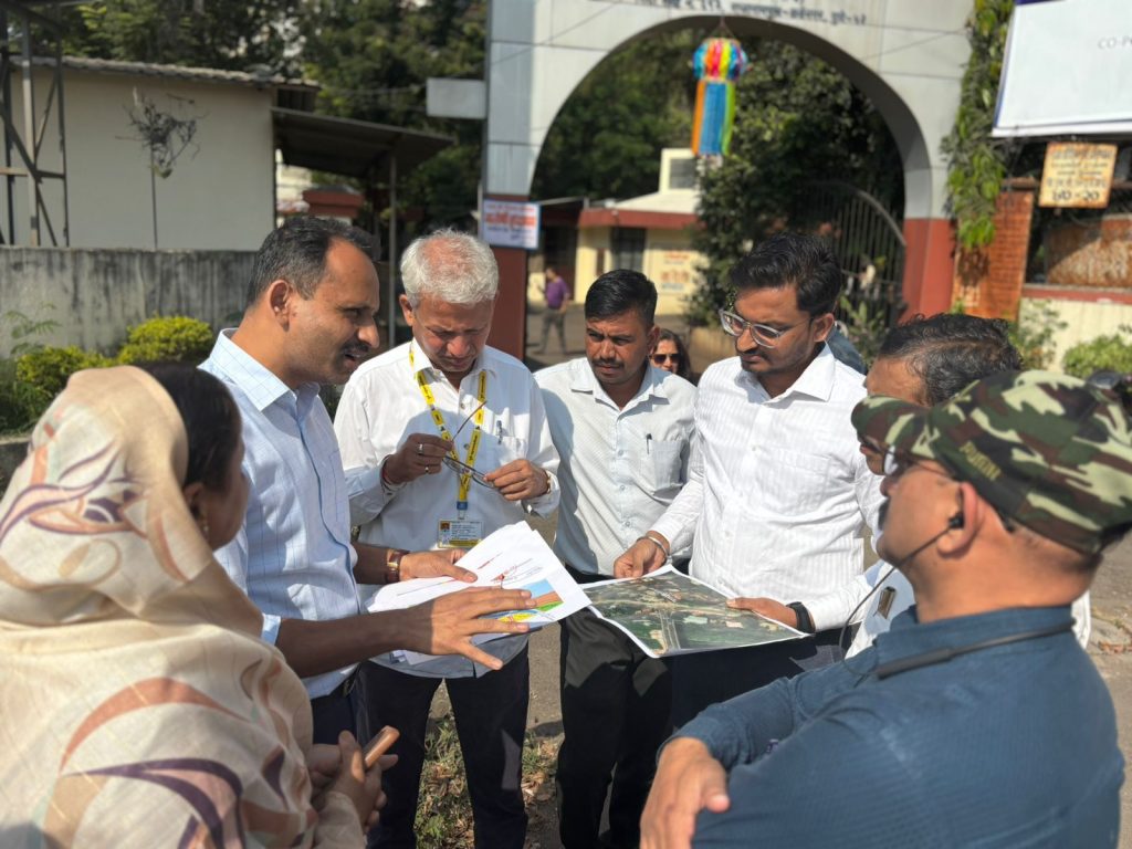 कर्वेनगरमधील मातोश्री वृद्धाश्रम चौकातील वाहतूक कोंडी सोडवण्यासाठी स्वप्नील दुधाने यांचा मास्टर प्लॅन.. अधिकाऱ्यांनी आज तातडीने केली पाहणी Img 20251114 wa00095929114301741980474