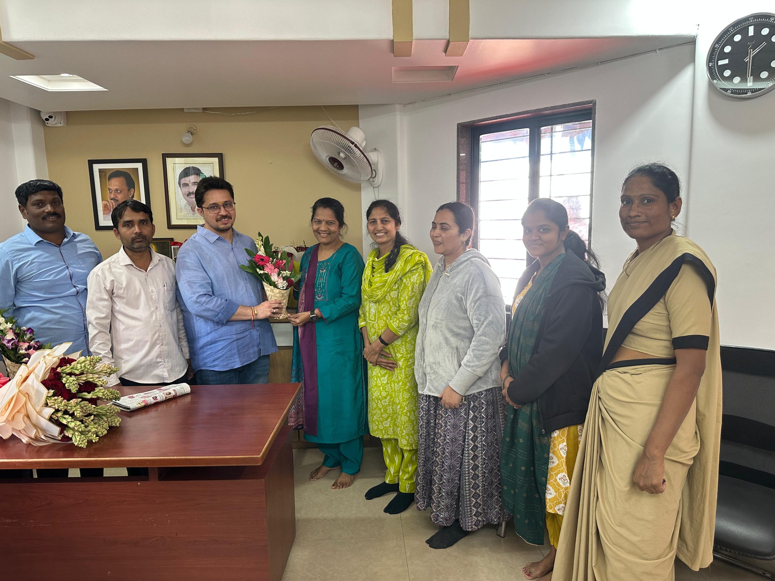 विजयानंतर २४ तासांत नगरसेवक हर्षवर्धन मानकर यांची नागरिकांना भेट व प्रत्यक्ष कामाला सुरुवात विजयानंतर २४ तासांत नगरसेवक हर्षवर्धन मानकर यांची नागरिकांना भेट व प्रत्यक्ष कामाला सुरुवात