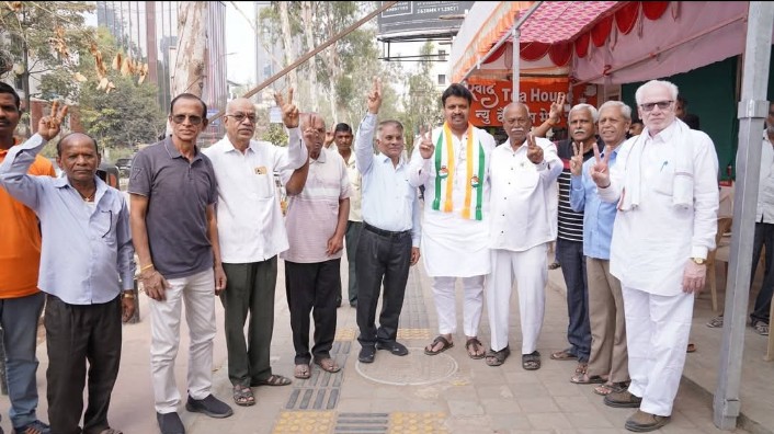 मतदारच येतोय उमेदवाराच्या भेटीला, लोकांच्या प्रेमामुळे भारावून गेलो -अमोल बालवडकर यांनी व्यक्त केल्या भावना मतदारच येतोय उमेदवाराच्या भेटीला, लोकांच्या प्रेमामुळे भारावून गेलो -अमोल बालवडकर यांनी व्यक्त केल्या भावना