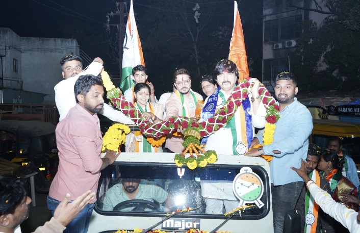 राष्ट्रवादी कॉंग्रेस पार्टीच्या उमेदवारांचे फटाक्यांच्या आतिषबाजी अन् पुष्पवृष्टीने जंगी स्वागत; प्रभाग क्र. ११ रामबाग कॉलनी शिवतीर्थ नगर मधील बाईक रॅलीला नागरिकांचा अभूतपूर्व प्रतिसाद